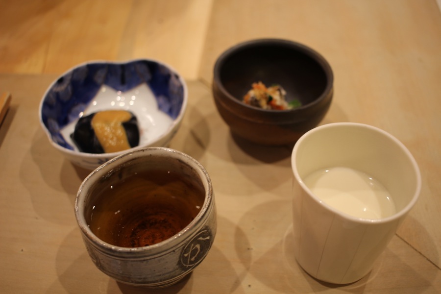 坐下即刻出的前菜及飲品(茶及豆奶)。