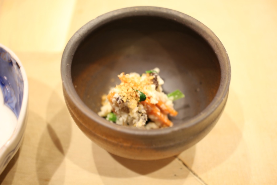 我們叫「卯之花」，是豆腐渣。榮養豐富，日本的家庭料理也經常見到。