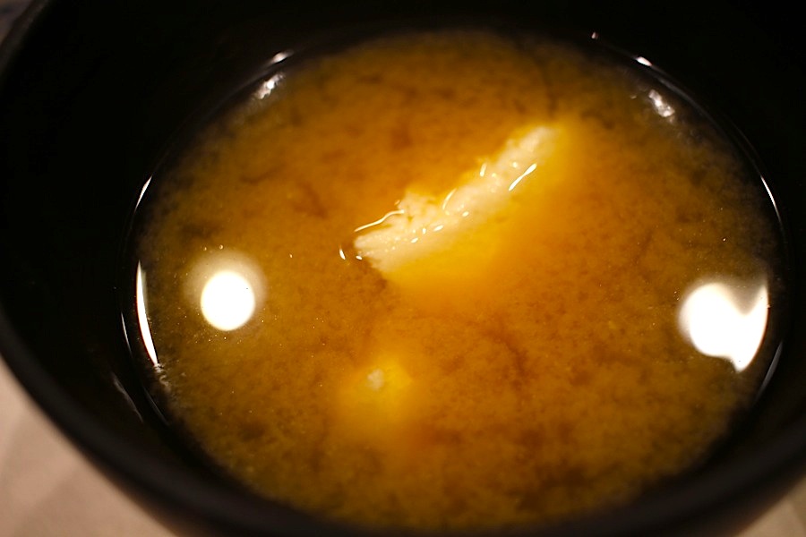 簡樸的豆腐麵豉湯。手製麵豉及木魚湯的滋味,清甜鮮香。