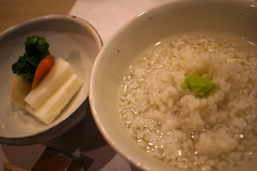 使用木魚湯底煮的大麥粥。