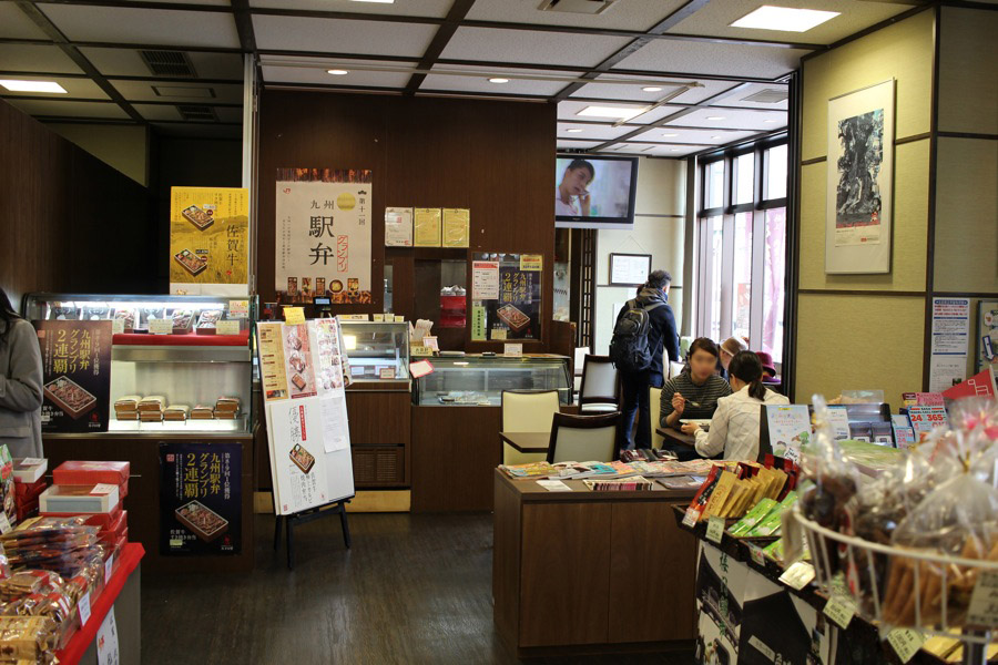 武雄溫泉站出閘前面的觀光協會詢問處，裡面是車站咖啡室「KAIRO堂」。