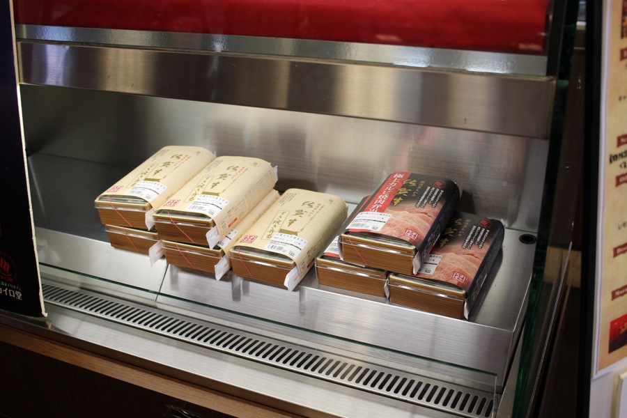 KAIRO堂的佐賀牛壽喜燒便當及極上牛排燒肉便當獲獎2011年〜2013年的「九州駅弁(車站便當)大獎賽」冠軍(2014年是亞軍)。