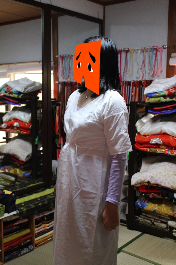 穿內衣先。本身穿的T恤不需除。