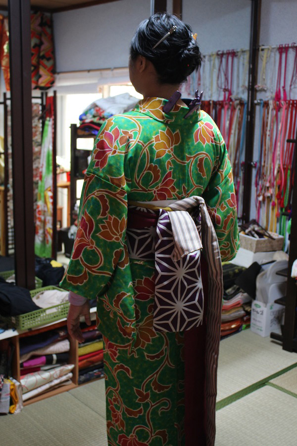 穿和服後結腰帶。這部分是最重要及要專業。