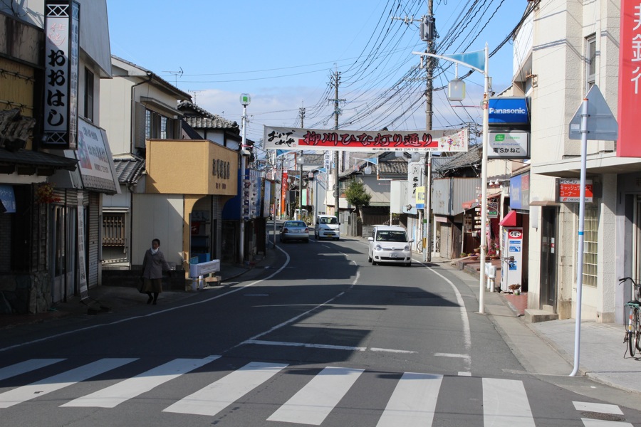 柳川商店街通的入口。女兒節期間又稱「人偶燈飾街」